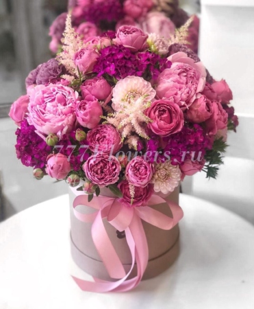 №0524 - Шляпная коробка в ярко-розовом цвете - фото 777flowers