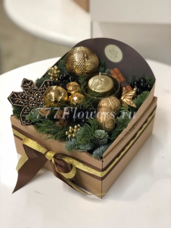 №5025 - Фирменная коробочка серии FlowerBox с цветами и новогодним декором - фото 777flowers