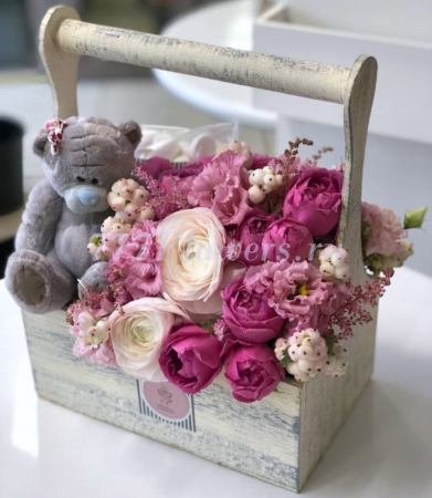 №7053 - Деревянный ящик с розами, мишкой и безе - фото 777flowers