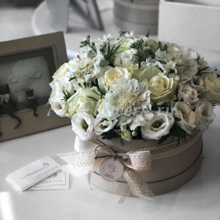 №0828 - Шляпная коробка с белыми цветами - фото 777flowers