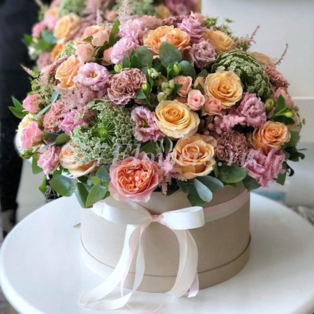 №0831 - Большая шляпная коробка в персиковом цвете - фото 777flowers