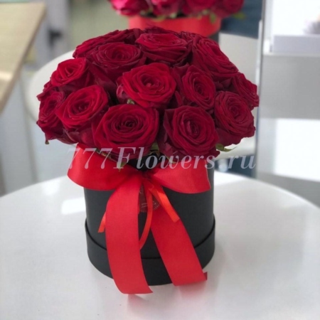 №0537 - 21 красная роза в круглой черной шляпной коробке - фото 777flowers