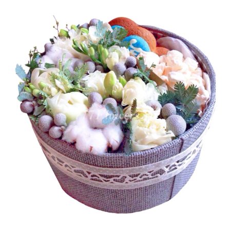 №7090 - Коробка с цветами, пряниками и зефиром - фото 777flowers