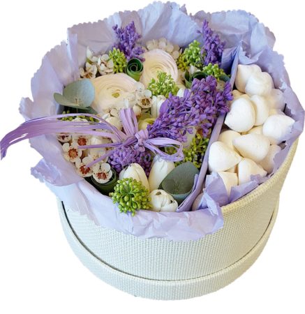№7095 - Коробка с сиреневыми цветами и безе - фото 777flowers