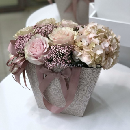 №0710 - Фирменная сумка с гортензией и розами - фото 777flowers