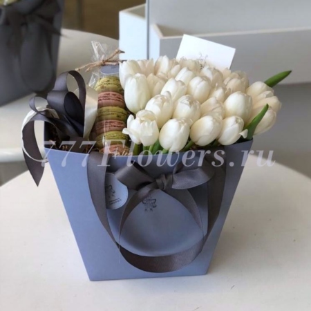 №0713 - Фирменная сумка с тюльпанами и макаруни - фото 777flowers