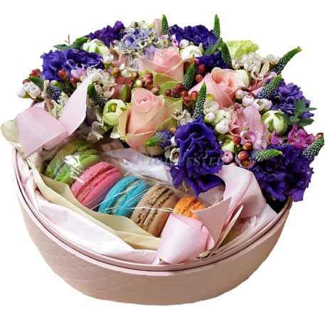 №7100 - Коробка с цветами и макаруни - фото 777flowers