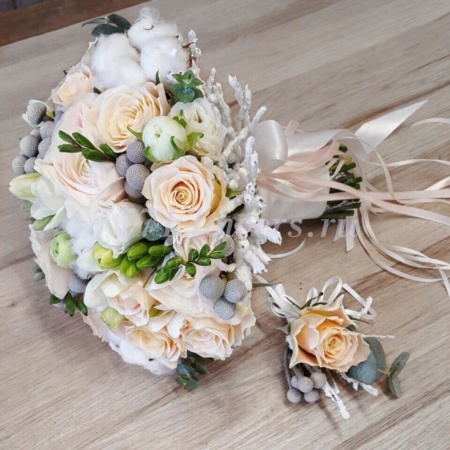 №2020 - Зимний букет невесты с розами и хлопком - фото 777flowers
