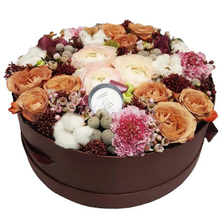№0810- Круглая коробка с ранункулюсами и розами каппучино - фото 777flowers