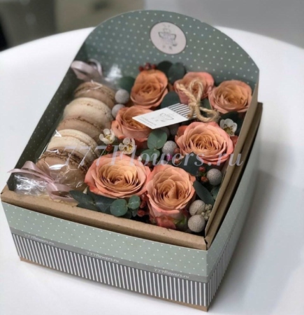 №5012 - Фирменная коробка FlowerBox с розами каппучино и макаруни - фото 777flowers