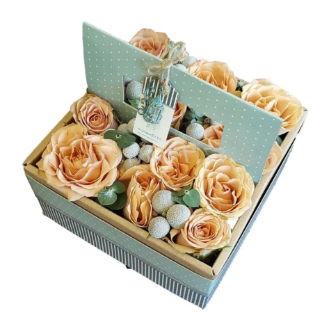 №5013 - Фирменная коробка FlowerBox с ручкой и розами каппучино - фото 777flowers