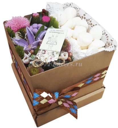 №5212 - Коробка крафт с цветами и безе - фото 777flowers