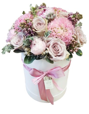 №0508 - Круглая коробка с пионами, розами и сиренью - фото 777flowers