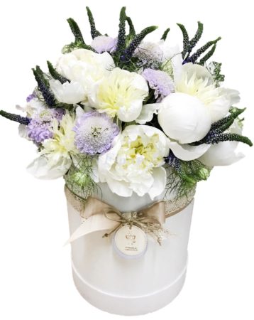 №0509 - Круглая шляпная коробка с белыми пионами - фото 777flowers