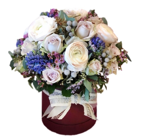 №0510 - Круглая шляпная коробка с розами и ранункулюсами - фото 777flowers