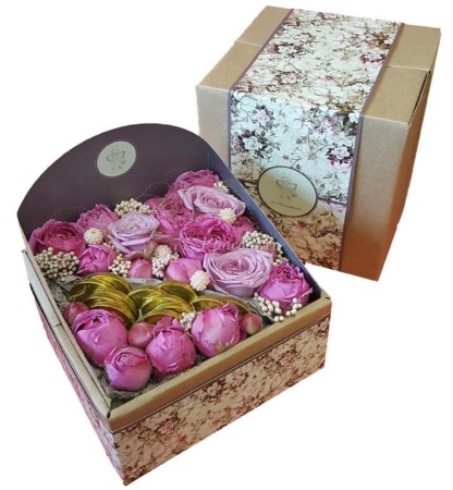 №5017 - Фирменная коробка FlowerBox с дюжиной медалек и пионовидной розой - фото 777flowers