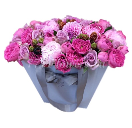 №0745 - Фирменная сумка с пионовидными розами и ягодами - фото 777flowers