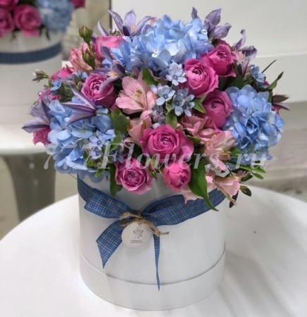№0512 - Круглая шляпная коробка с гортензией и пионовидной розой - фото 777flowers