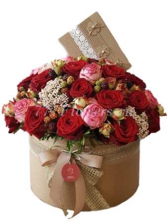 №0814 - Большая круглая коробка с розами и ягодами - фото 777flowers