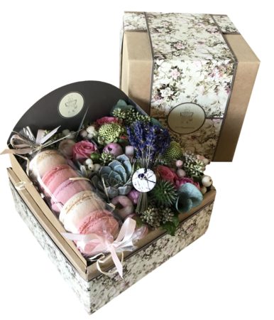 №5018 - Фирменная коробка FlowerBox с цветами и макаруни - фото 777flowers