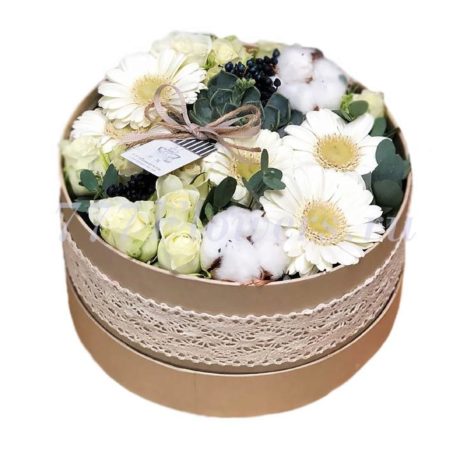 №0815 - Шляпная коробка с белыми цветами - фото 777flowers