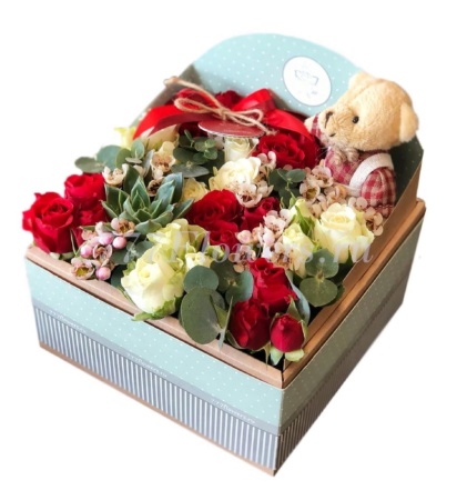 №5020 - Фирменная коробочка FlowerBox с кустовой розой и мишкой - фото 777flowers