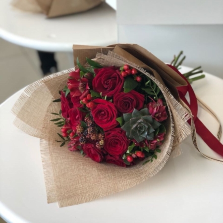 №1034 - Букет с красными розами и ягодами - фото 777flowers