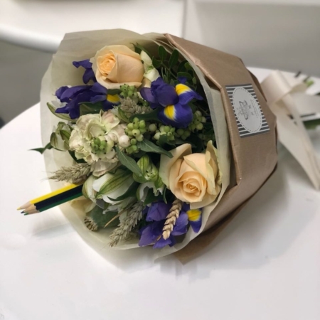 №1078 - Школьный букет с розами, ирисами и зеленью - фото 777flowers