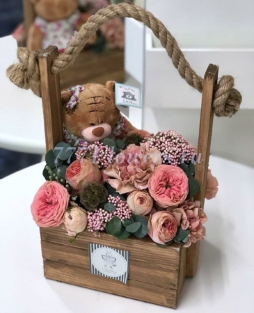 №7044 - Деревянный ящик с цветами и мишкой коллекции SoLucky - фото 777flowers