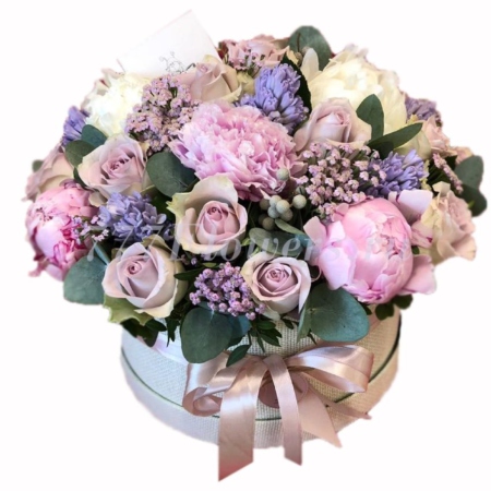 №0822 - Большая круглая коробка с пионами и розами - фото 777flowers