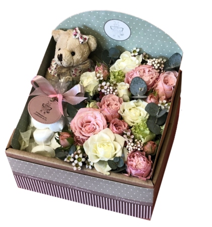 №5023 - Фирменная коробочка FlowerBox c цветами, мишкой и безе - фото 777flowers