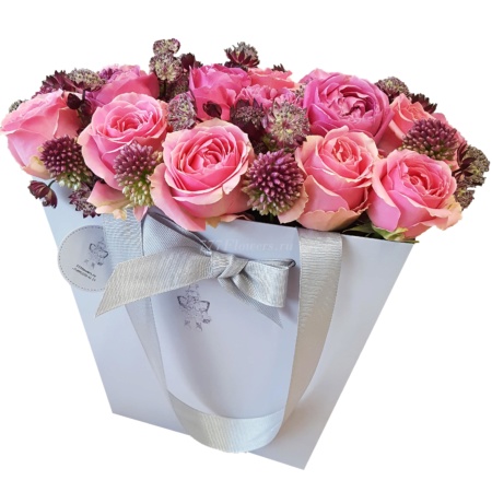 №0723 - Фирменная сумка с розами и астранцией - фото 777flowers