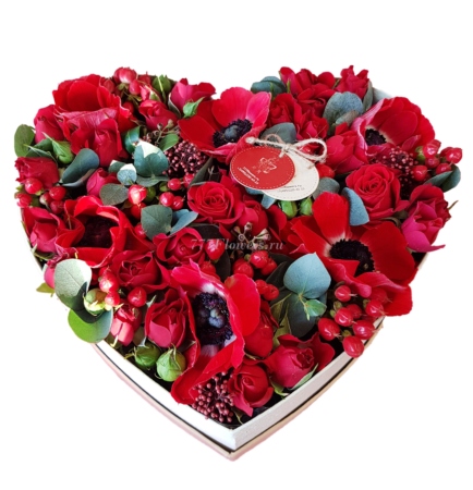 №7034 - Коробочка в форме сердца с красными цветами - фото 777flowers