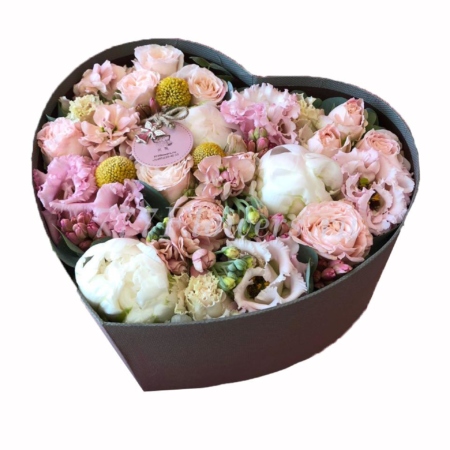 №7035 - Коробочка в форме сердца с пионами и розами - фото 777flowers