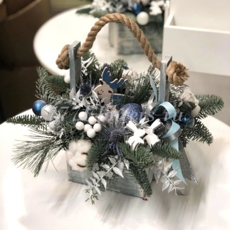 №7049 - Новогодняя композиция в деревянном ящике в серебристо-голубом цвете - фото 777flowers