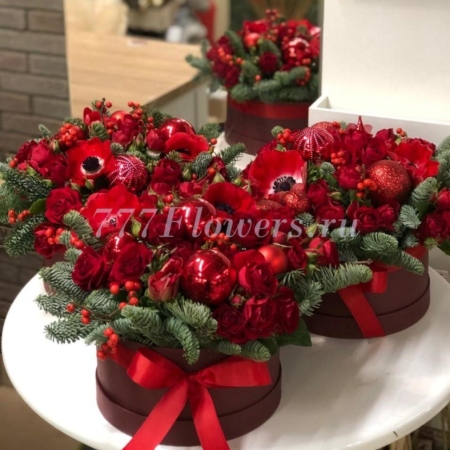 №7082 - Круглые шляпные коробки с красными цветами и праздничным декором - фото 777flowers