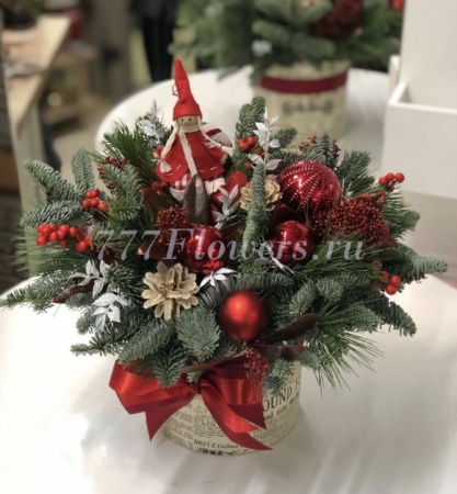 №7084 - Новогодняя композиция с игрушками и елкой в красно-белом цвете - фото 777flowers
