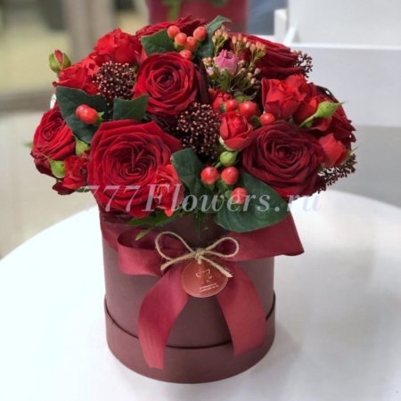 №0521 - Шляпная коробка с красными розами - фото 777flowers