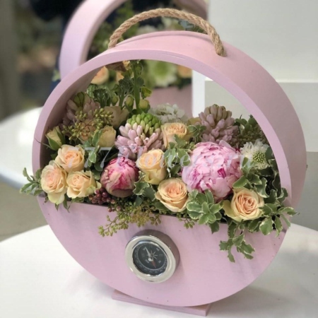 №7054 - Декоративный ящик с пионами и кустовой розой коллекции SoLucky - фото 777flowers