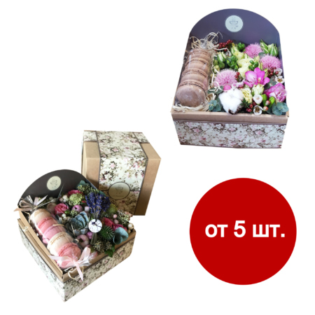 К5016 - Фирменная коробочка FlowerBox с цветами и макаруни - фото 777flowers