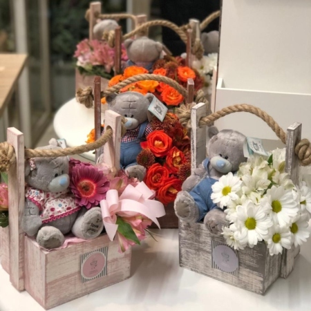 №7056 - Декоративный цветочный ящик с игрушкой в ассортименте - фото 777flowers