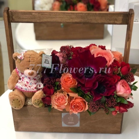 №7057 - Декоративный ящик с мишкой, безе и весенними цветами - фото 777flowers