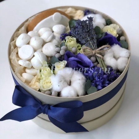 №7106 - Круглая шляпная коробка с цветами и сладостями  - фото 777flowers