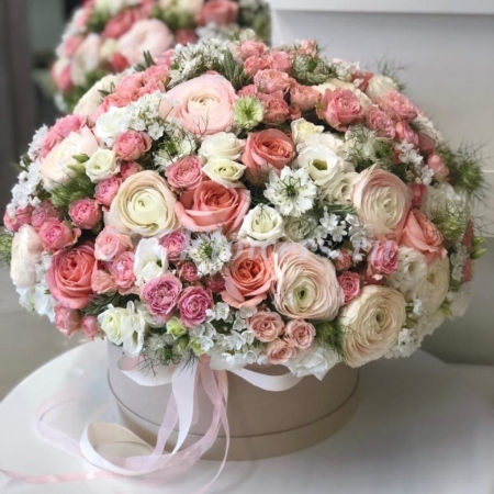 №0824 - Большая праздничная коробка с розами и ранункулюсами - фото 777flowers