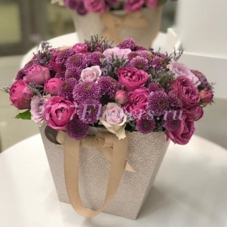 №0750 - Пышная фирменная сумка с розами и сантини - фото 777flowers