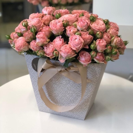 №0751 - Фирменная сумка с пышной кустовой пионовидной розой - фото 777flowers