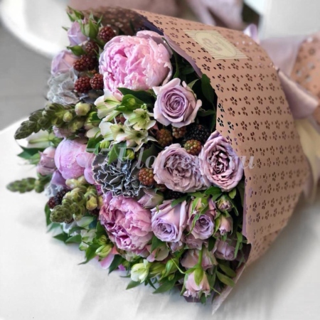 №1102 - Ароматный букет из пионов и роз с ягодами - фото 777flowers