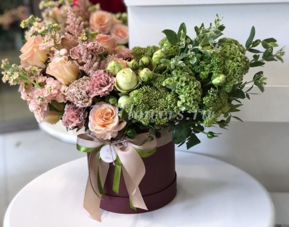 №0527 - Шляпная коробка-ассиметрия с розами и зеленью - фото 777flowers