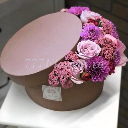 №0829 - Декоративная полуприкрытая шляпная коробка в сиреневой гамме - фото 777flowers