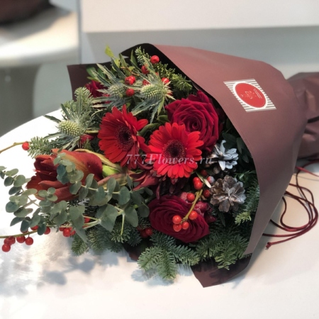 №1123 - Зимний букет с красными цветами и елью - фото 777flowers